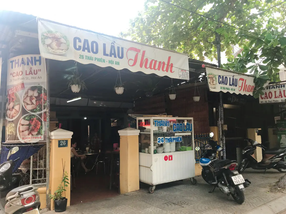 Mặt tiền quán Cao Lầu Thanh ở Thái Phiên với bảng hiệu và quầy bày thức ăn.