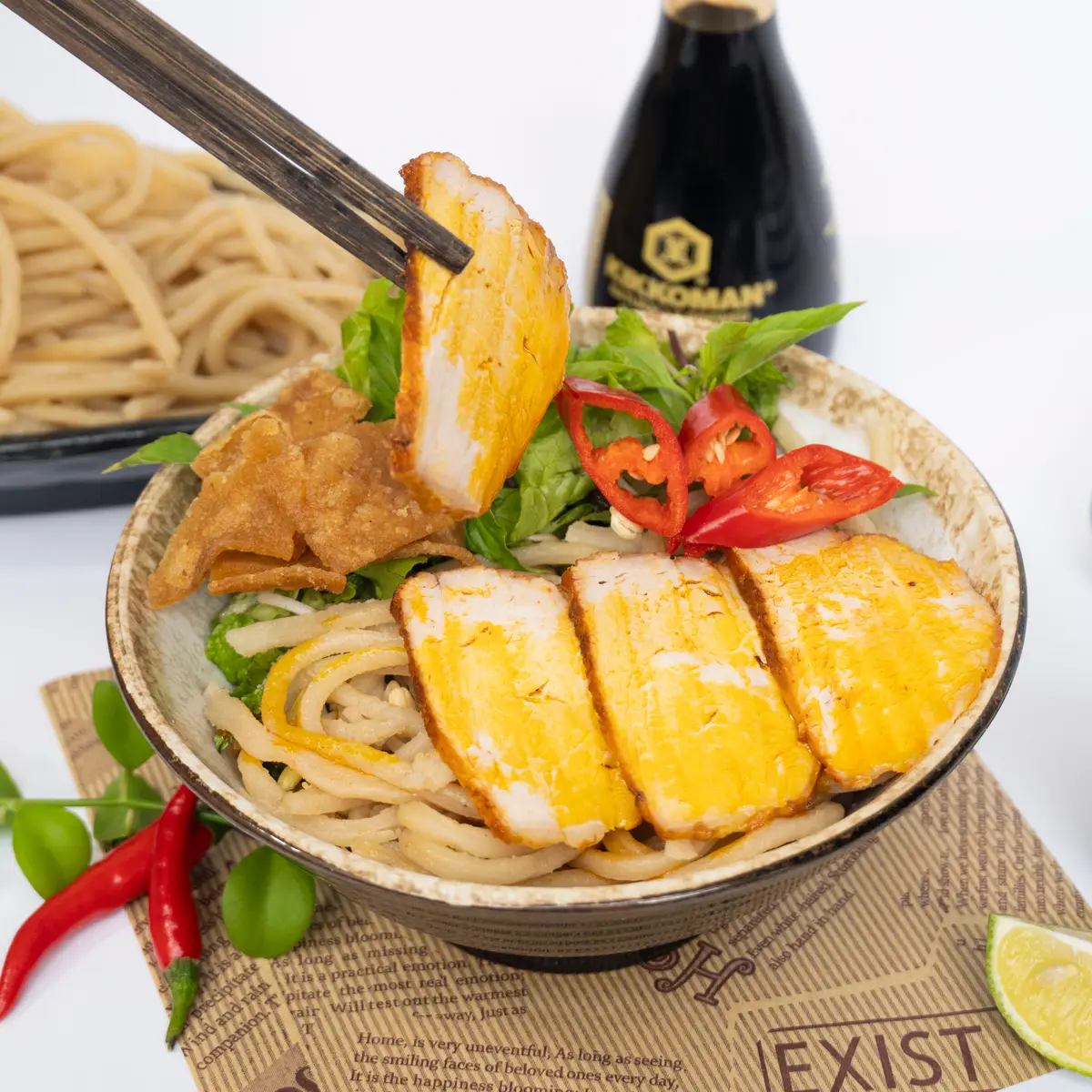 Tô cao lầu với những miếng bánh tráng chiên vàng, ớt tươi và sợi vàng sậm bên trong chén.