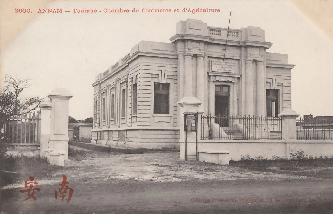 Postcard of the Chamber of Commerce and Agriculture of Tourane: a building with columns at the entrance, an iron fence and gate posts in front.