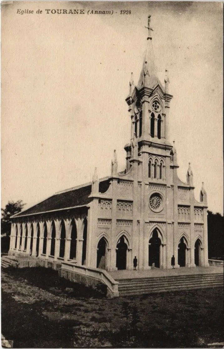 Postcard of the church of Tourane: a Gothic front with a tall bell tower and a rose window, a long side nave with pointed arches.