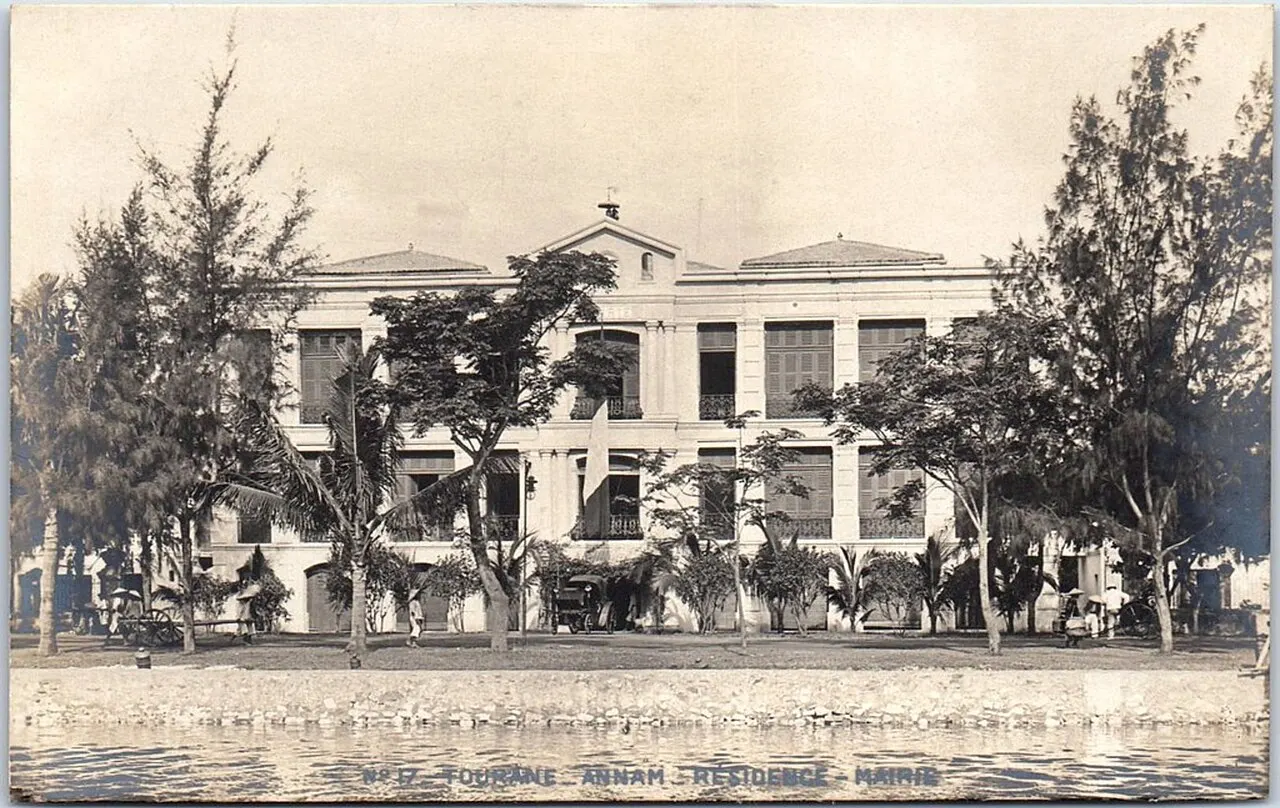Bưu thiếp Résidence-Mairie ở Tourane nhìn từ mặt nước: tòa nhà sáng màu hai tầng, cửa chớp, nằm giữa hàng phi lao ven sông.