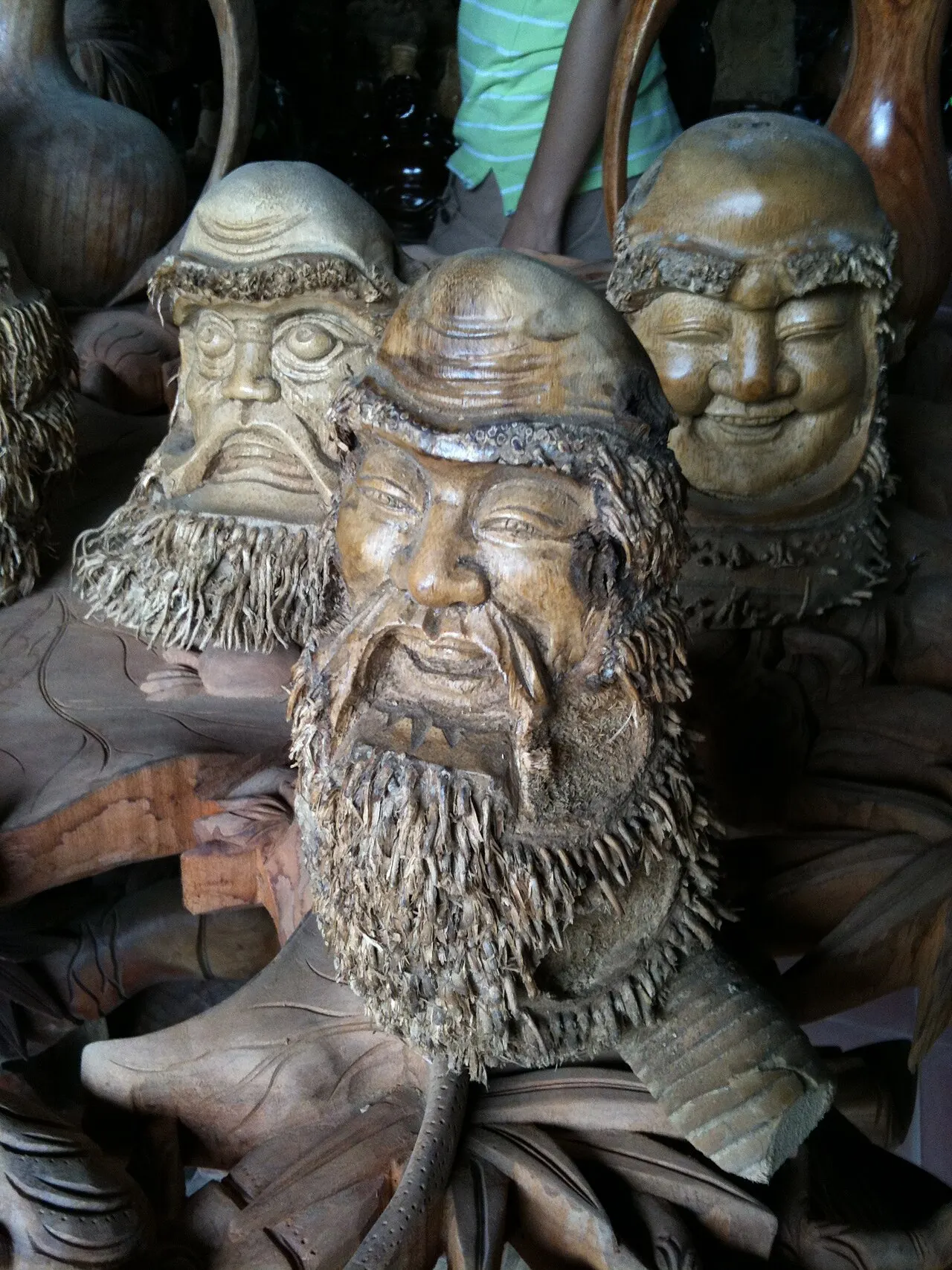 Ba đầu người gỗ chạm hình ông lão râu dài, một ông cười, râu làm từ thớ gỗ tự nhiên.