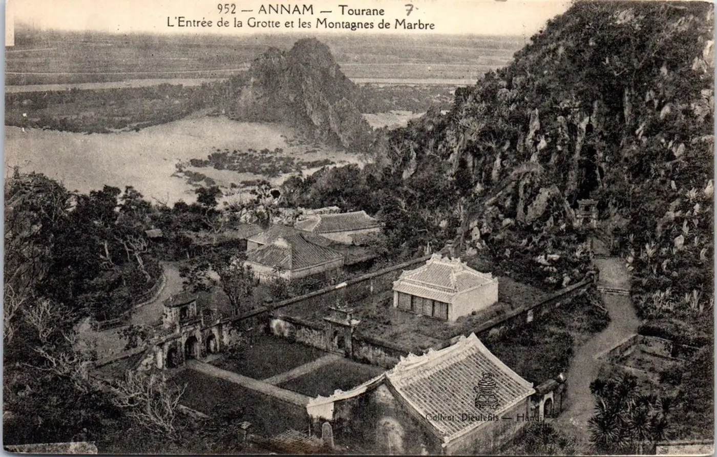 Old postcard of the cave entrance and the rock mountains of Ngu Hanh Son in the French period, in black and white.
