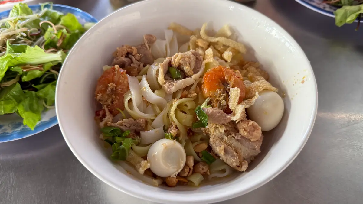 Tô mì Quảng có tôm, thịt, trứng cút và đậu phộng ở quán Bà Minh, Hội An.
