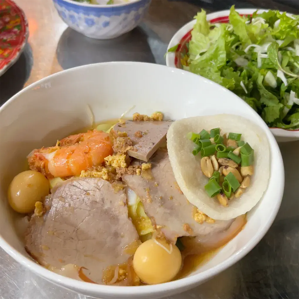 Tô mì Quảng với tôm, thịt, trứng cút và bánh tráng ở quán Ông Hai.
