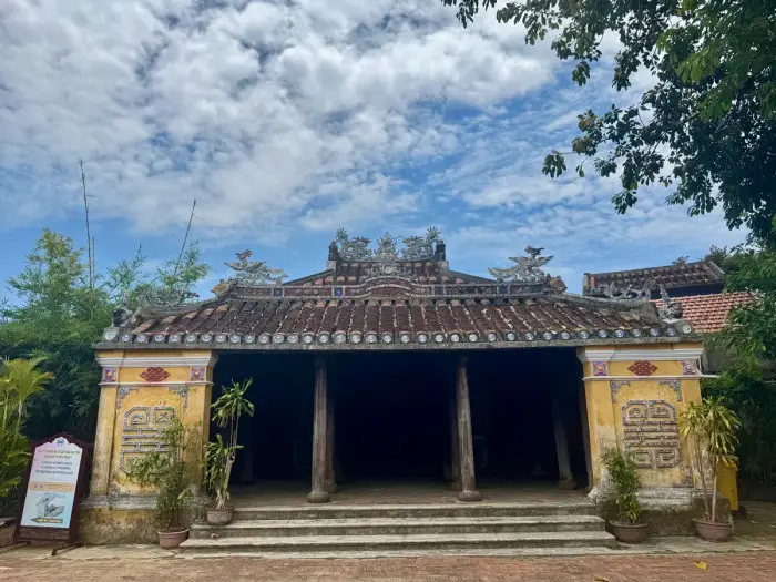 Ngôi nhà thờ mái ngói, hàng cột gỗ và hai bên tường vàng trong làng gốm Thanh Hà.